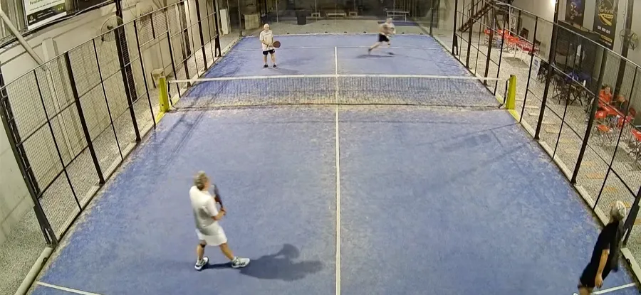 Una cancha transmitiendo en vivo con Play